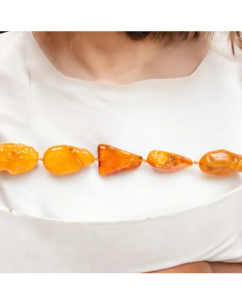 Collana in Ambra con gemme naturali grezze