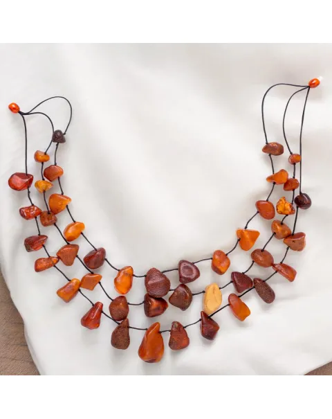 Raffinata collana con tre fili di gemme di Ambra Baltica.
