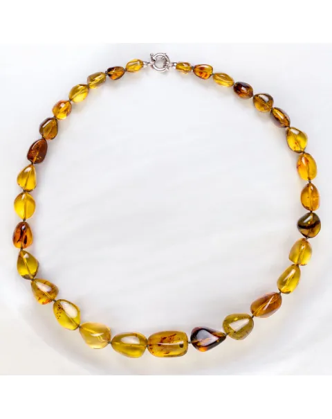 Collana di ambra color miele con gemme irregolari.