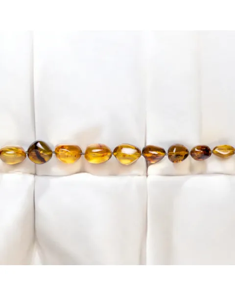 Collana di ambra color miele con gemme irregolari.