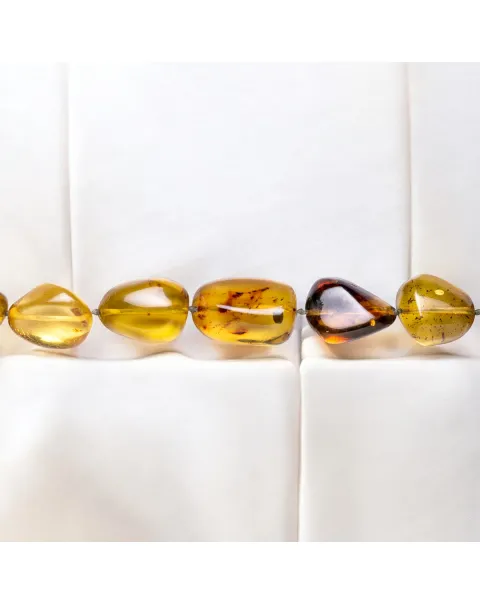 Collana di ambra color miele con gemme irregolari.