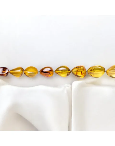 Collana di ambra color miele con gemme irregolari.