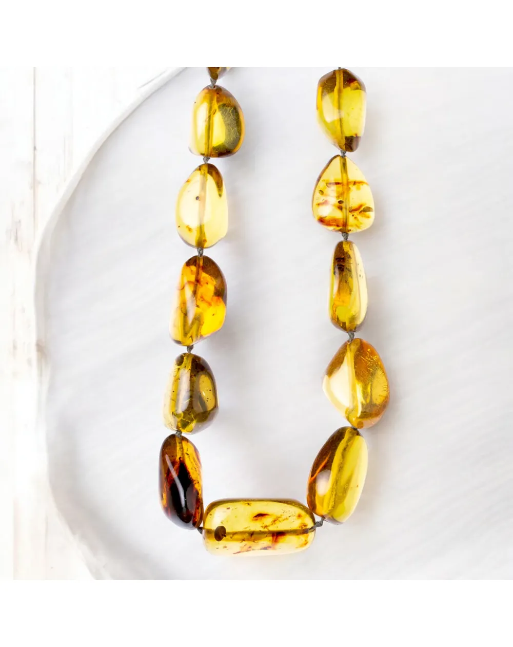 Collana di ambra color miele con gemme irregolari.