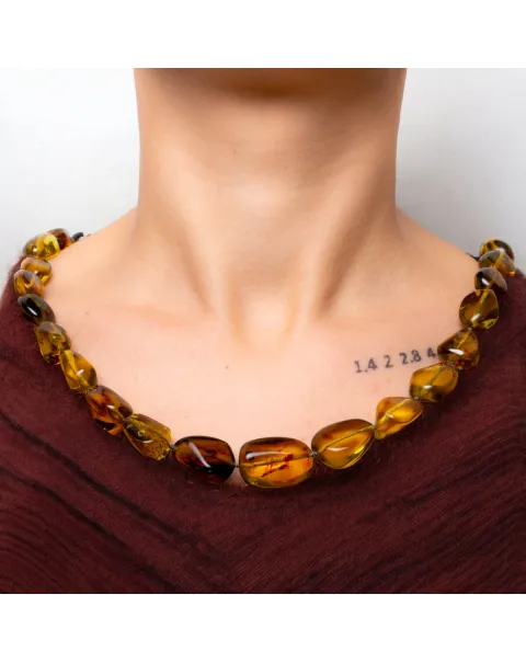 Collana di ambra color miele con gemme irregolari.