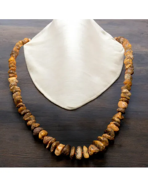 Collana di Ambra Non Lavorata: Forme Naturali e Fascino Primordiale.
