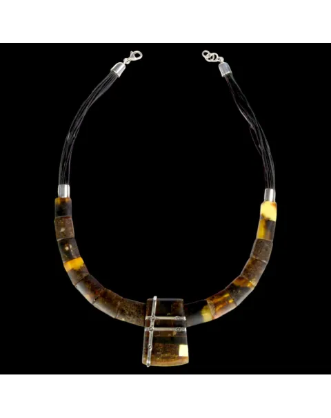 Collier in Ambra Baltica Satinata con Elementi in Argento.