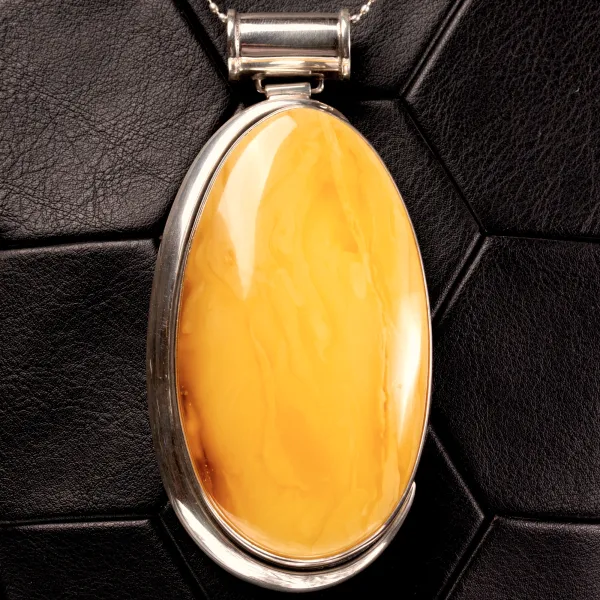 Esclusivo e Raro Ciondolo in argento con Ambra Fossile del Baltico.