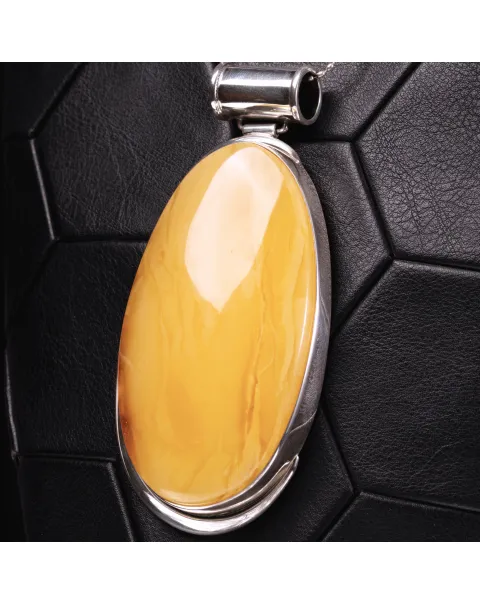 Esclusivo e Raro Ciondolo in argento con Ambra Fossile del Baltico.