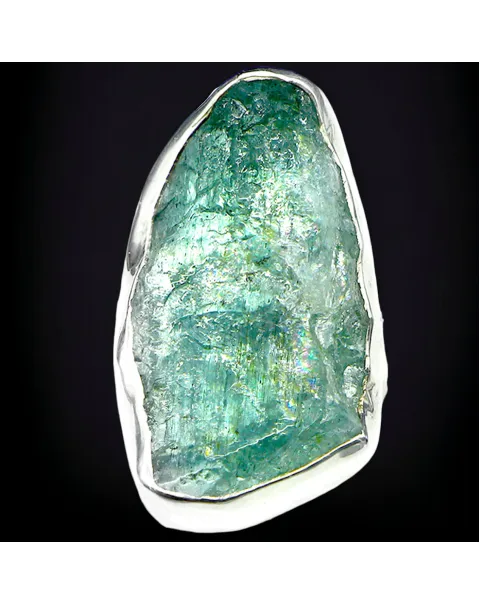 Anello in Aquamarina a taglio naturale.