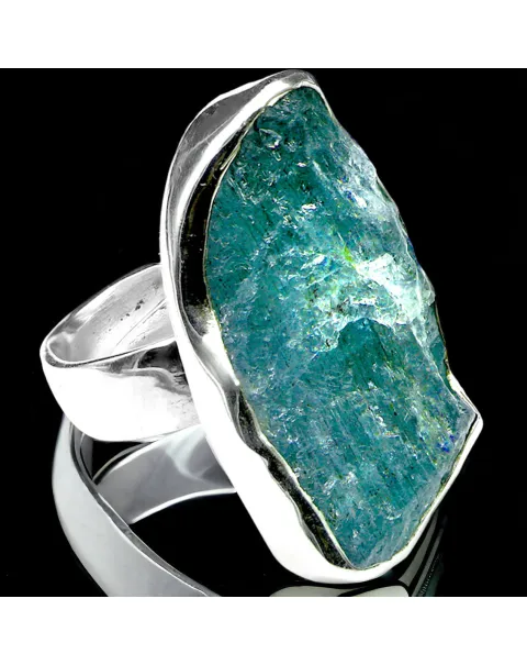 Anello in Aquamarina a taglio naturale.