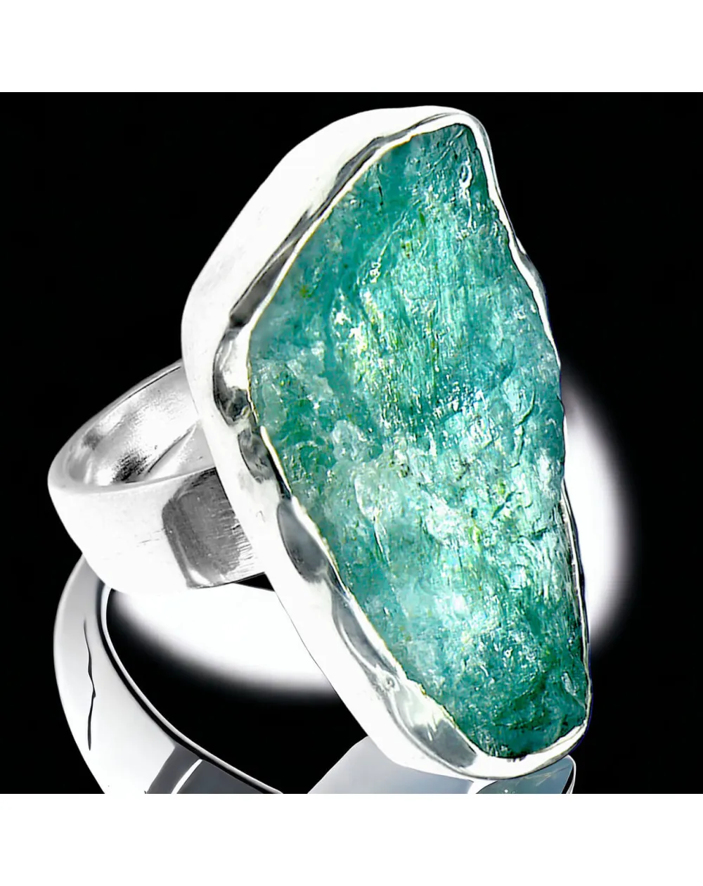 Anello in Aquamarina a taglio naturale.