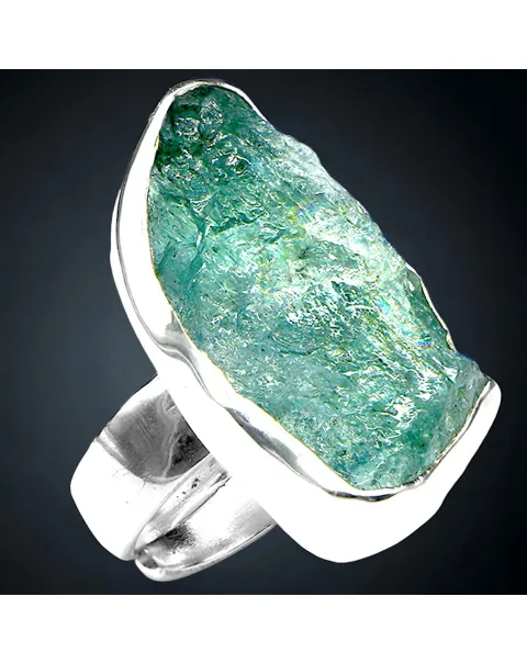 Anello in Aquamarina a taglio naturale.