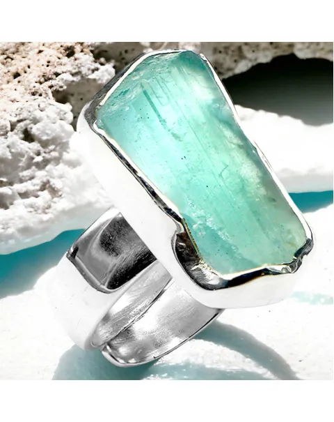 Anello in Argento con Acquamarina Naturale.