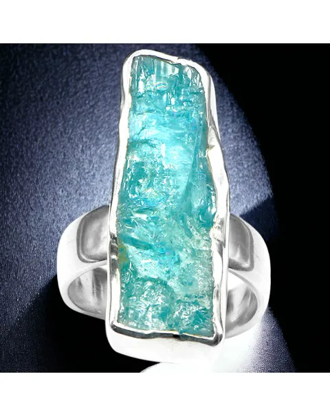 Anello in Argento con Acquamarina Grezza: Bellezza Naturale.