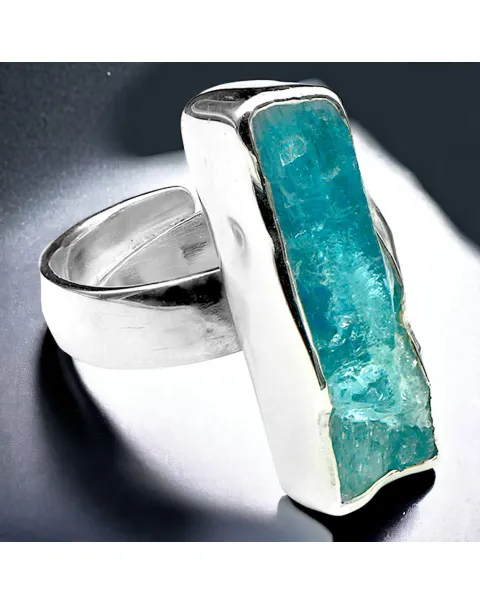 Anello in Argento con Acquamarina Grezza: Bellezza Naturale.