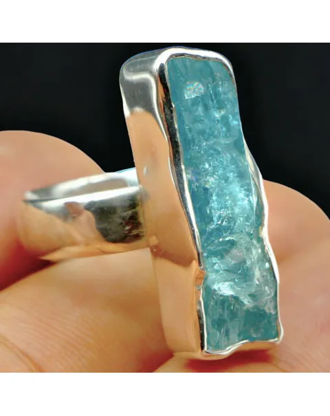Anello in Argento con Acquamarina Grezza: Bellezza Naturale.