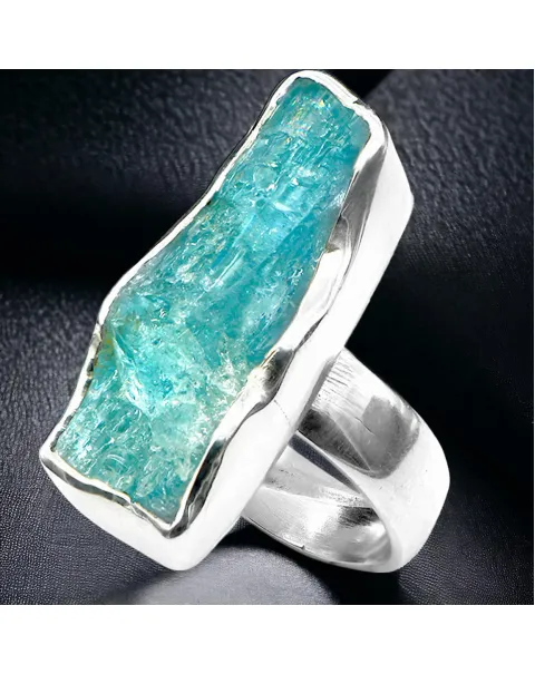 Anello in Argento con Acquamarina Grezza: Bellezza Naturale.