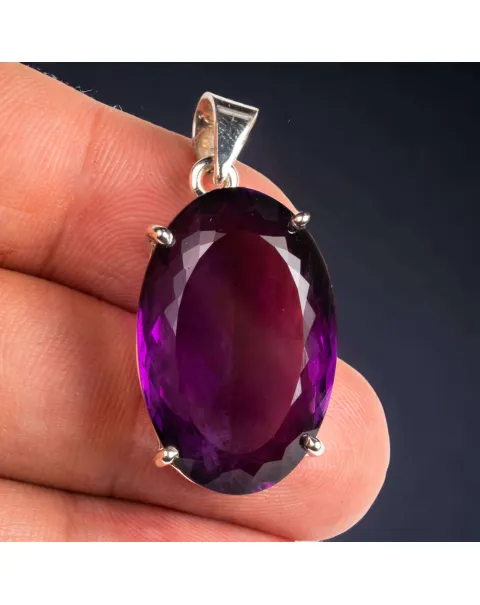 Pendente in argento con ametista taglio ovale e sfaccettata.