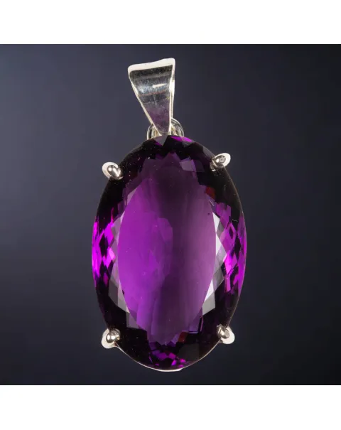 Pendente in argento con ametista taglio ovale e sfaccettata.