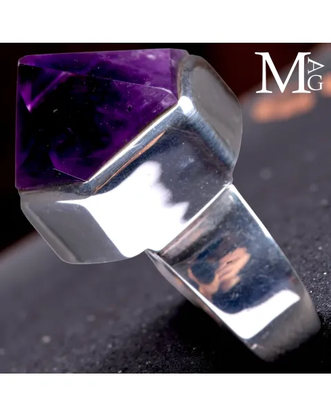 Anello in argento 925 con ametista boliviana esagonale.