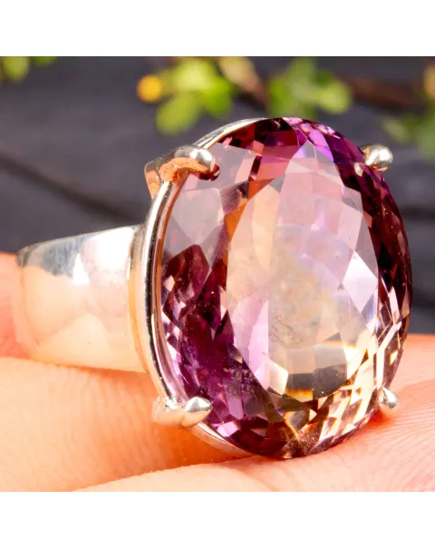 Anello con Gemma di Ametrino: Eleganza e Armonia in un Solo Gioiello.