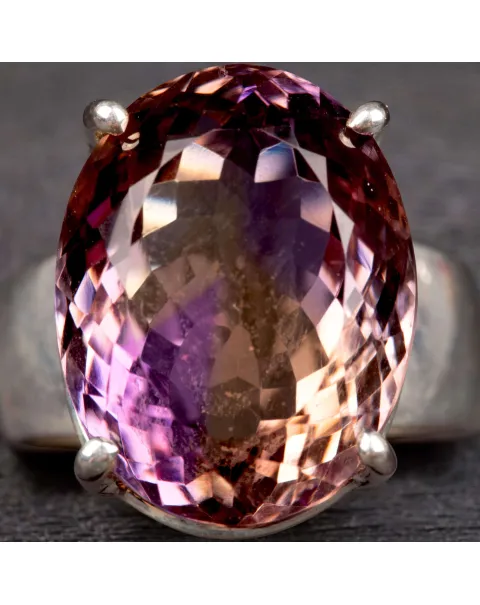 Anello con Gemma di Ametrino: Eleganza e Armonia in un Solo Gioiello.