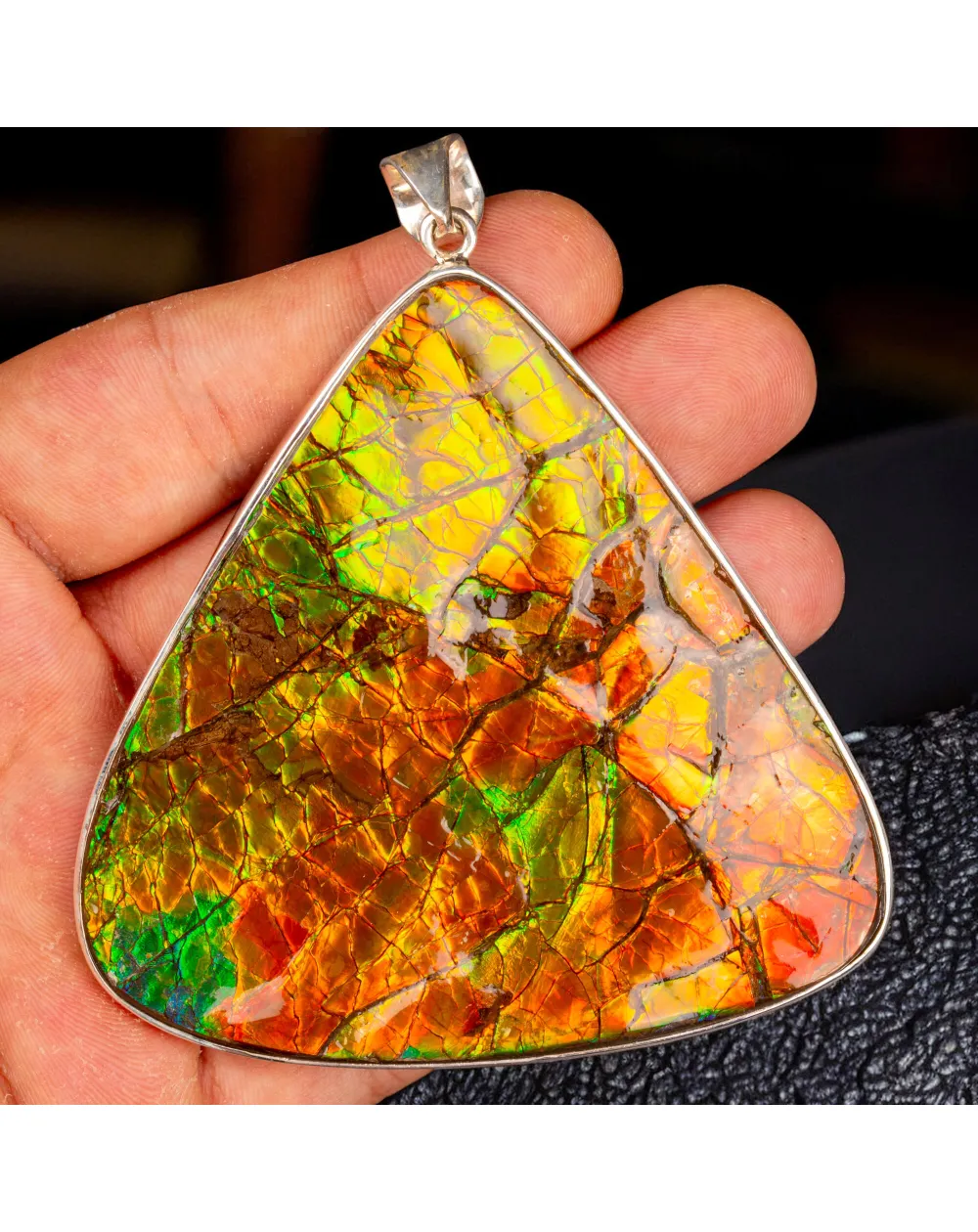 Esclusivo Pendente in Argento con Imponente Gemma di Ammolite.