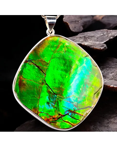 Gioiello in Argento con Ammolite Verde e Blu Iridescente.
