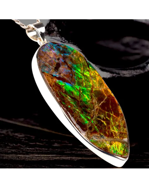 Ciondolo in Argento con Ammolite: La Magia dei Riflessi.