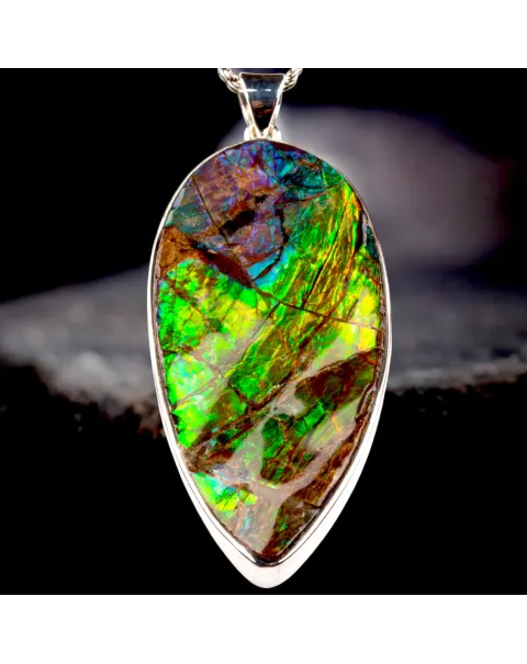 Ciondolo in Argento con Ammolite: La Magia dei Riflessi.