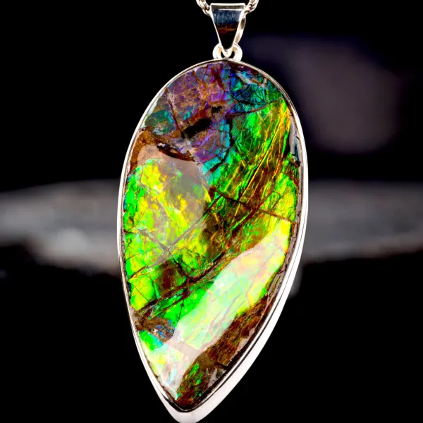 Ciondolo in Argento con Ammolite: La Magia dei Riflessi.