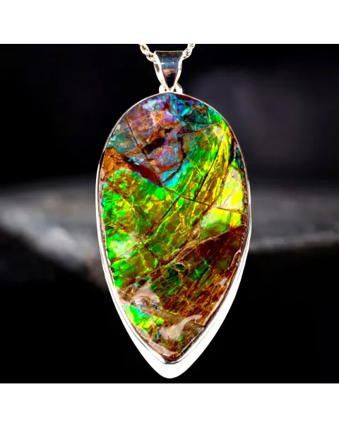 Ciondolo in Argento con Ammolite: La Magia dei Riflessi.