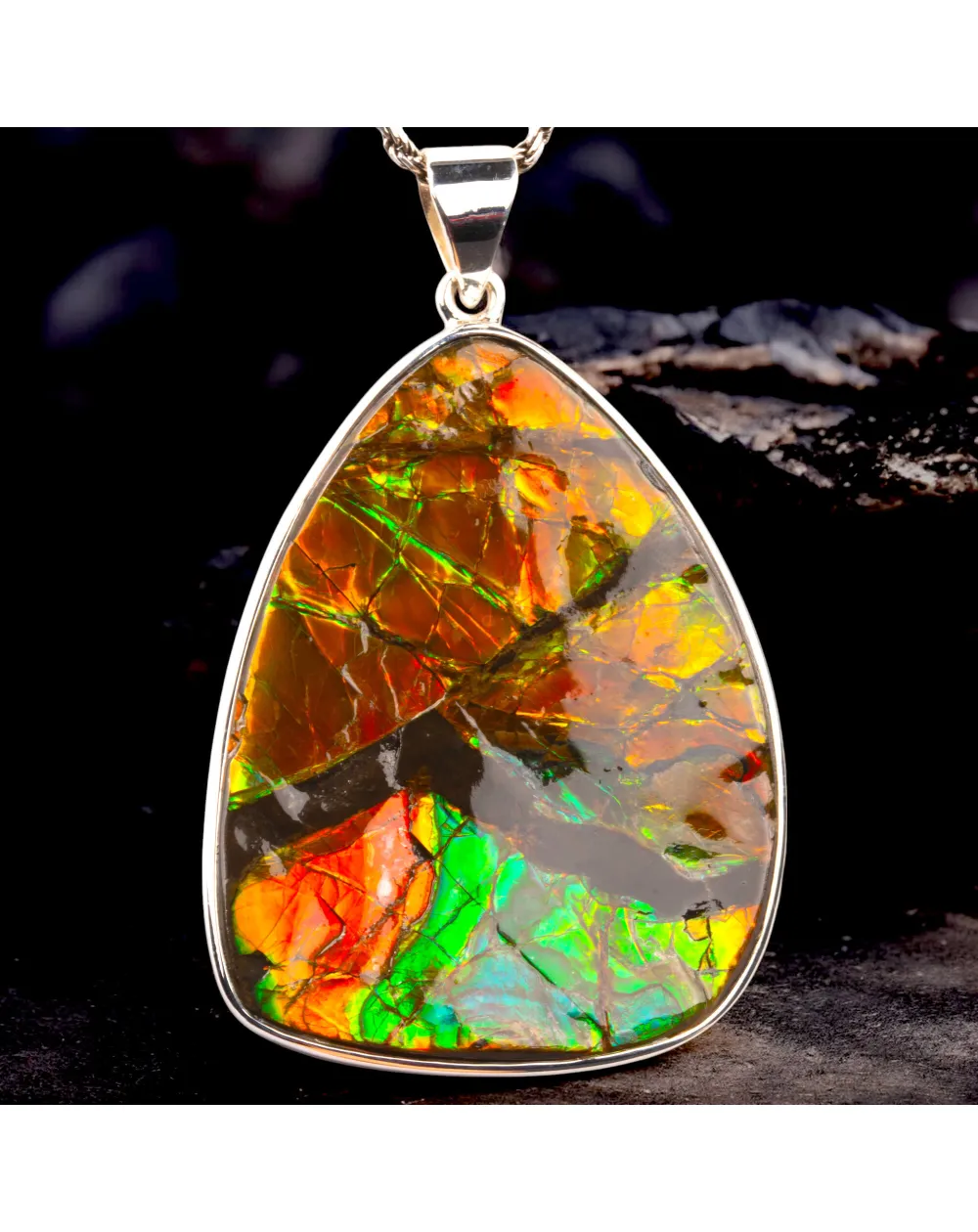 Gioiello con rara gemma di Ammolite.