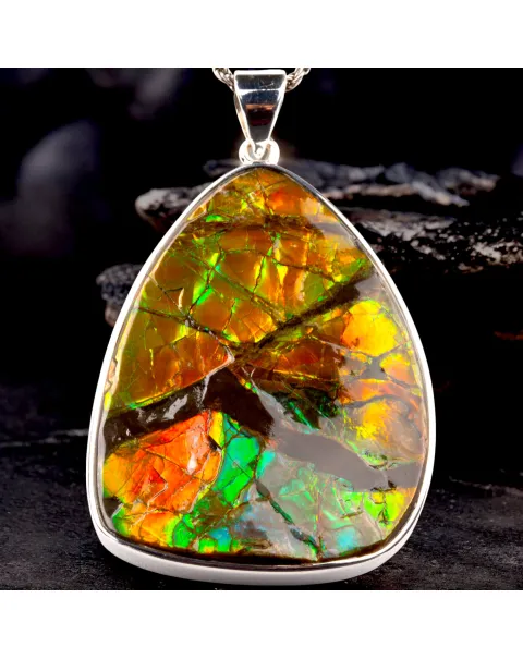 Gioiello con rara gemma di Ammolite.