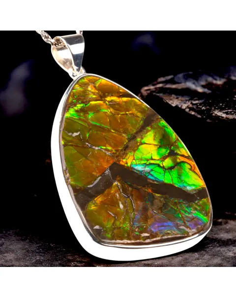 Gioiello con rara gemma di Ammolite.