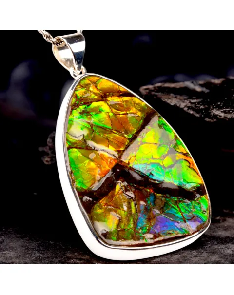 Gioiello con rara gemma di Ammolite.