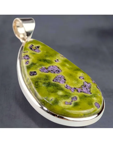 Ciondolo in Argento con Cabochon di Atlantisite a Goccia.
