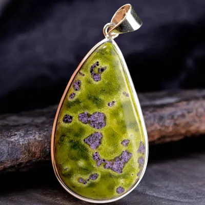 Ciondolo in Argento con Cabochon di Atlantisite a Goccia.