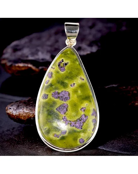 Ciondolo in Argento con Cabochon di Atlantisite a Goccia.