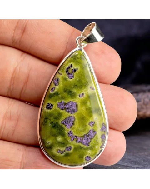 Ciondolo in Argento con Cabochon di Atlantisite a Goccia.