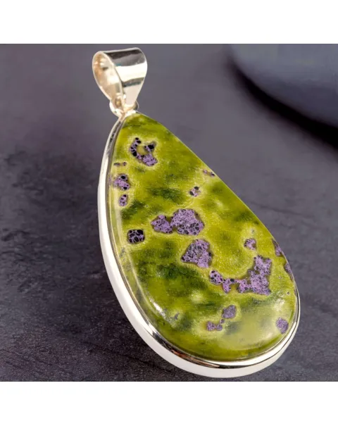Ciondolo in Argento con Cabochon di Atlantisite a Goccia.