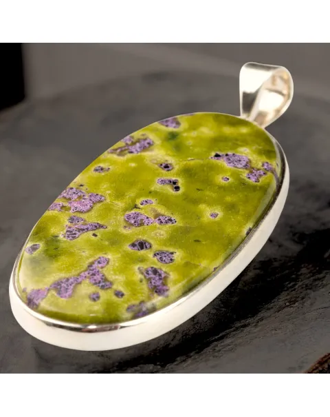 Ciondolo in Argento con Grande Cabochon Ovale di Atlantisite: Eclettico ed Audace.
