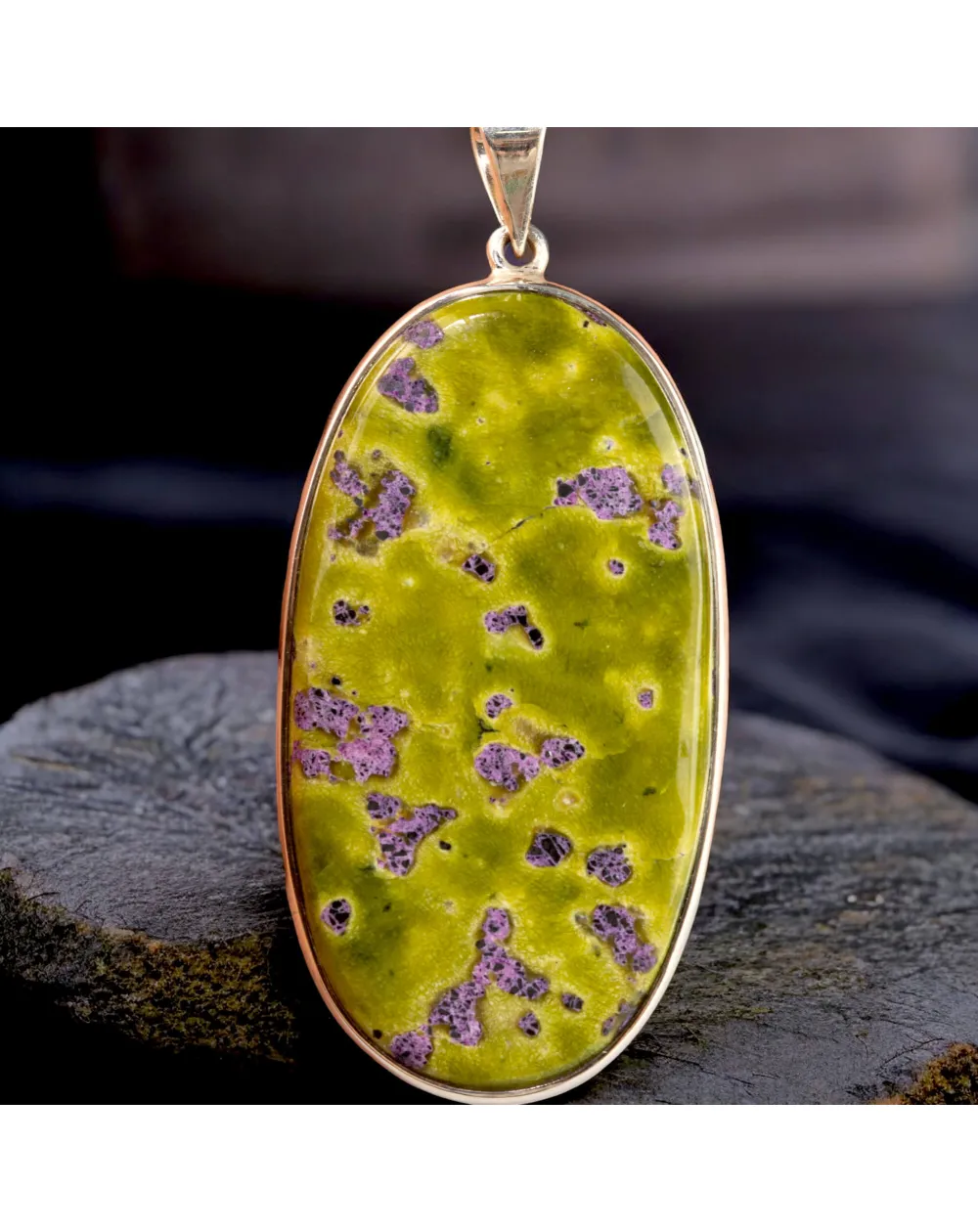Ciondolo in Argento con Grande Cabochon Ovale di Atlantisite: Eclettico ed Audace.
