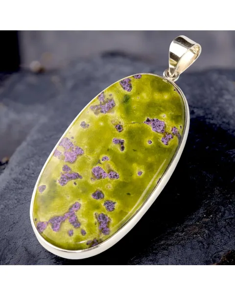 Ciondolo in Argento con Grande Cabochon Ovale di Atlantisite: Eclettico ed Audace.