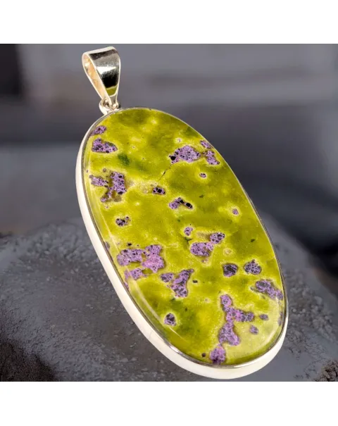 Ciondolo in Argento con Grande Cabochon Ovale di Atlantisite: Eclettico ed Audace.