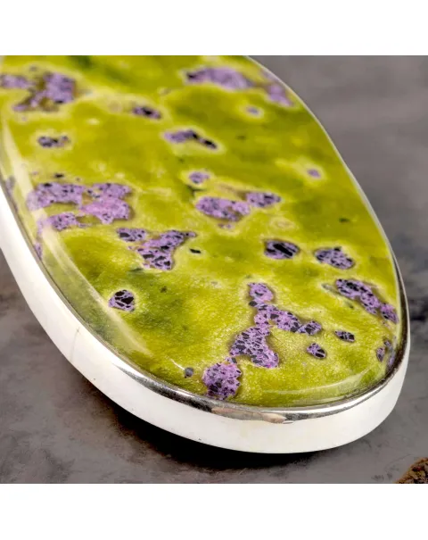 Ciondolo in Argento con Grande Cabochon Ovale di Atlantisite: Eclettico ed Audace.