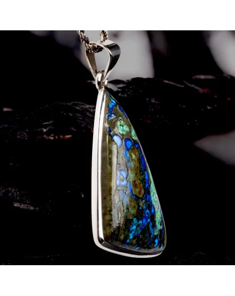 Ciondolo Triangolare con Azzurrite Iridescente.