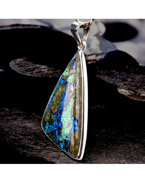 Ciondolo Triangolare con Azzurrite Iridescente.