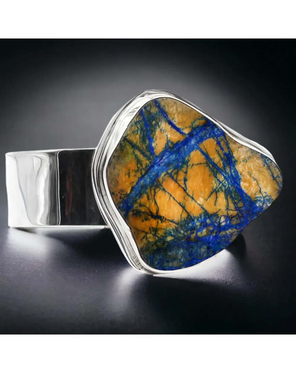 Bracciale in argento con azzurrite in matrica naturale.