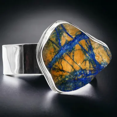 Bracciale in argento con azzurrite in matrica naturale.